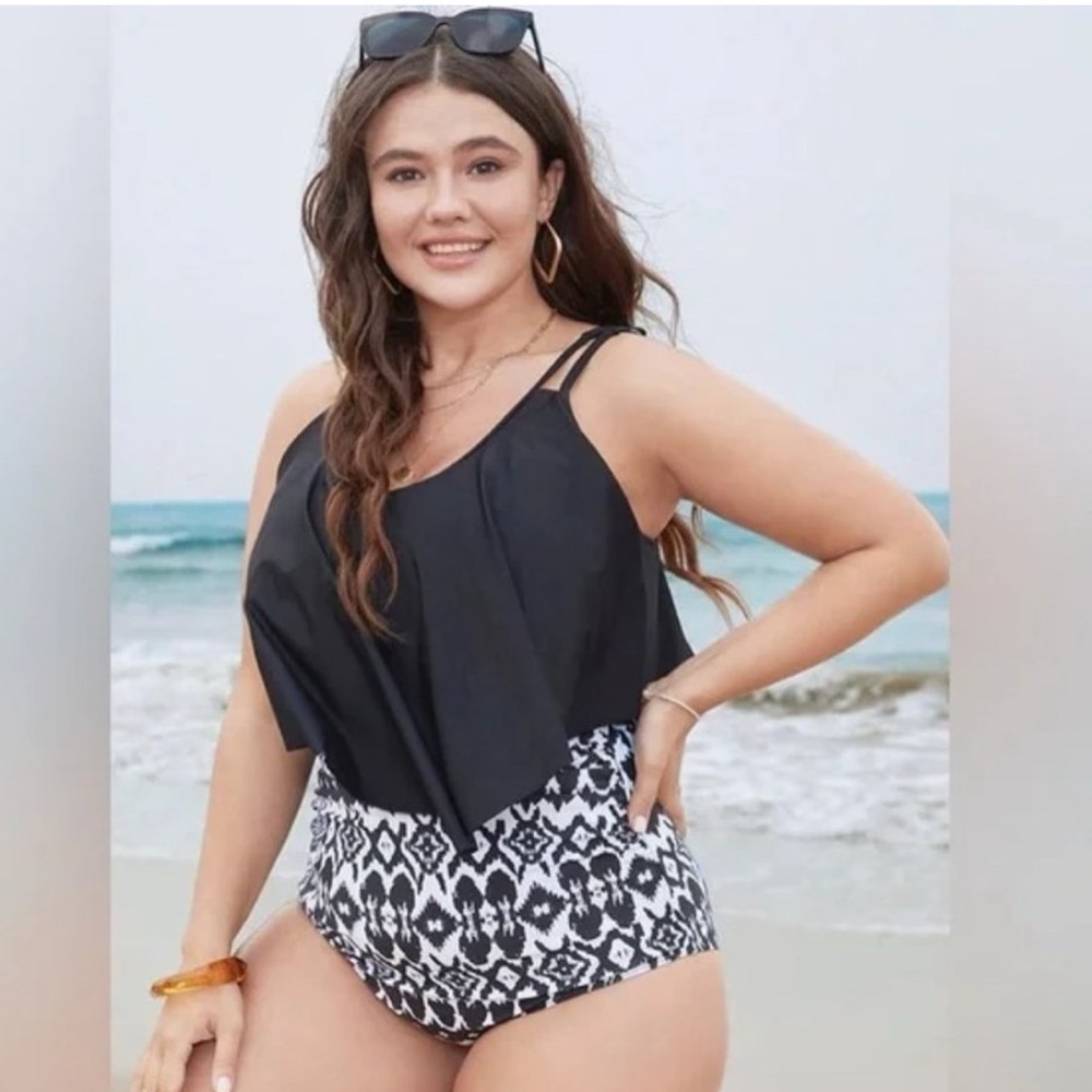 *NWT* BloomChic 1 piece swim Black & White size 14/16